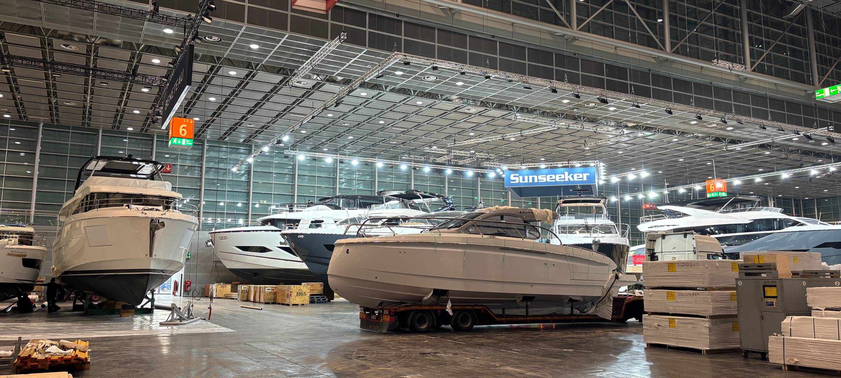 Yacht auf der Messe boot beim Aubau