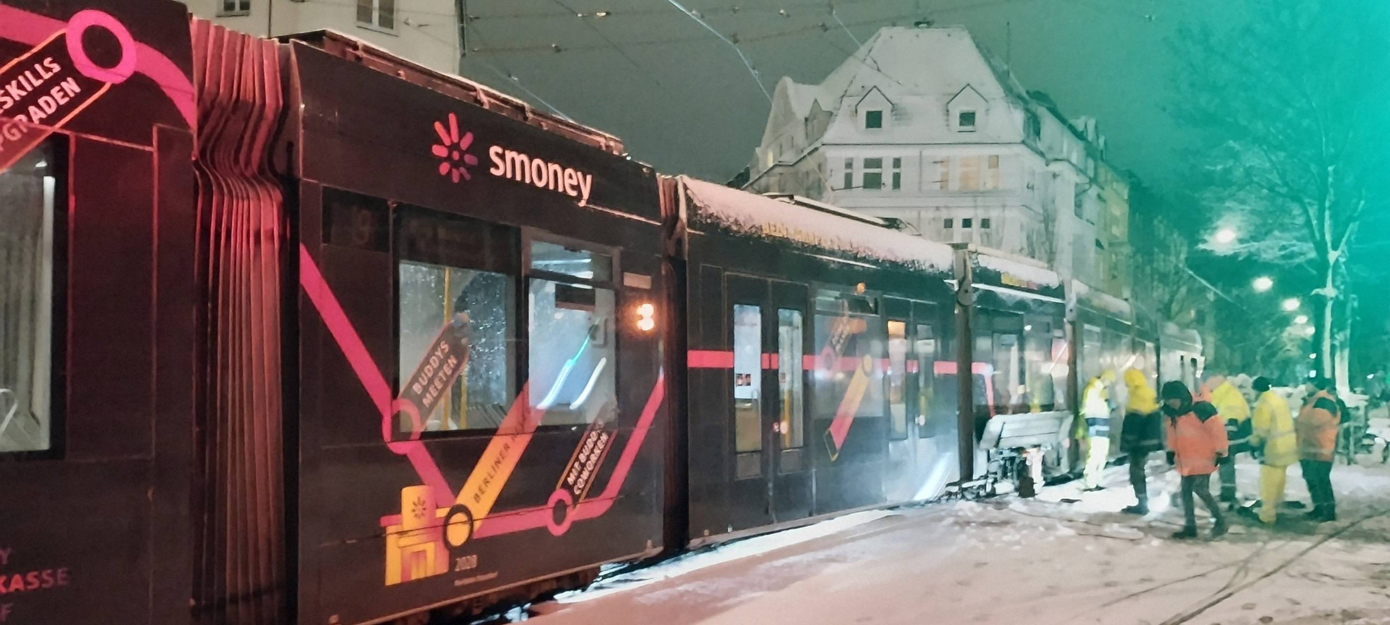 Eine entgleiste Straßenbahn der Rheinbahn auf der Flurstraße. Es hat geschneit - und Techniker sind im Einsatz.