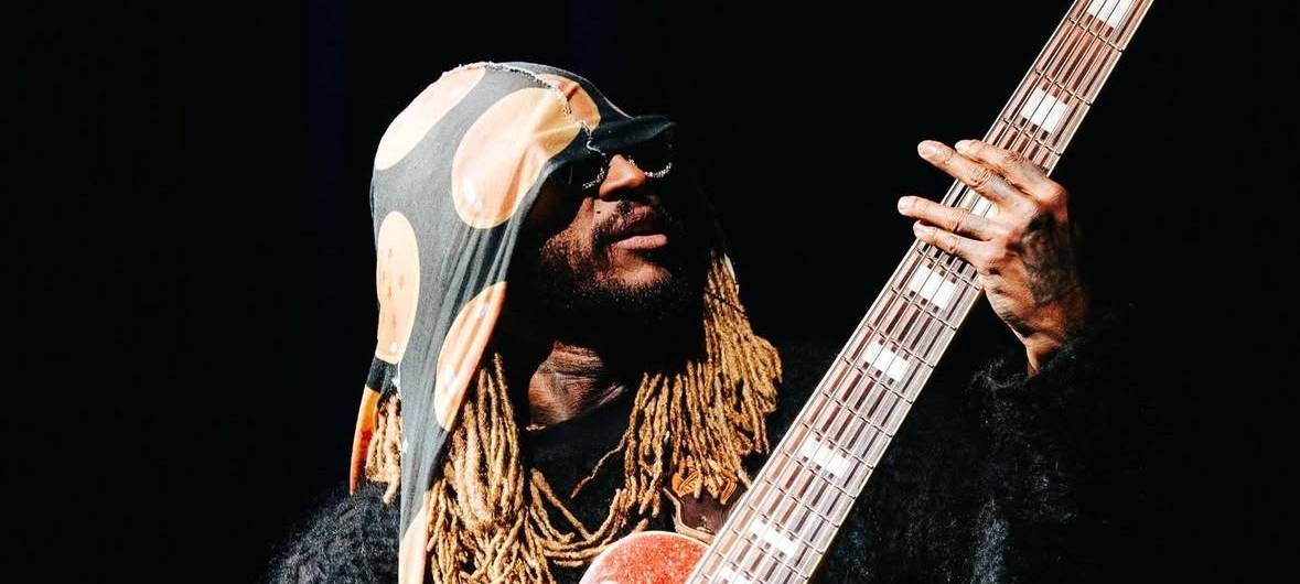 Der Musiker Thundercat an seinem E-Bass.