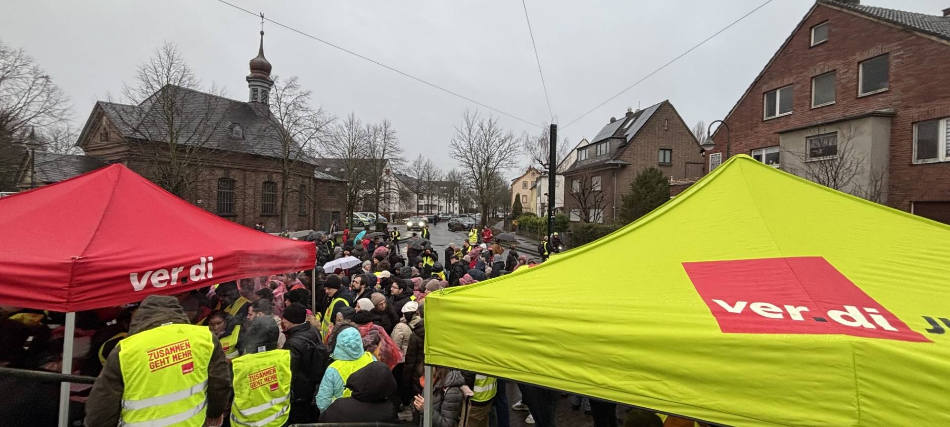 Streikende der Uni Düsseldorf im Regen an der Christophstraße