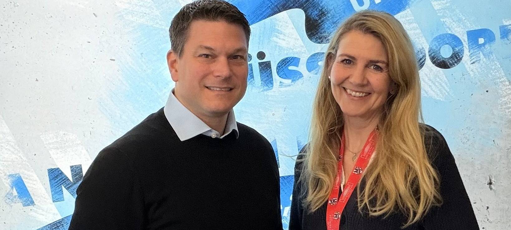 Claudia Monréal, Moderatorin bei Antenne Düsseldorf mit Ihrem Gast Christian Poschmann