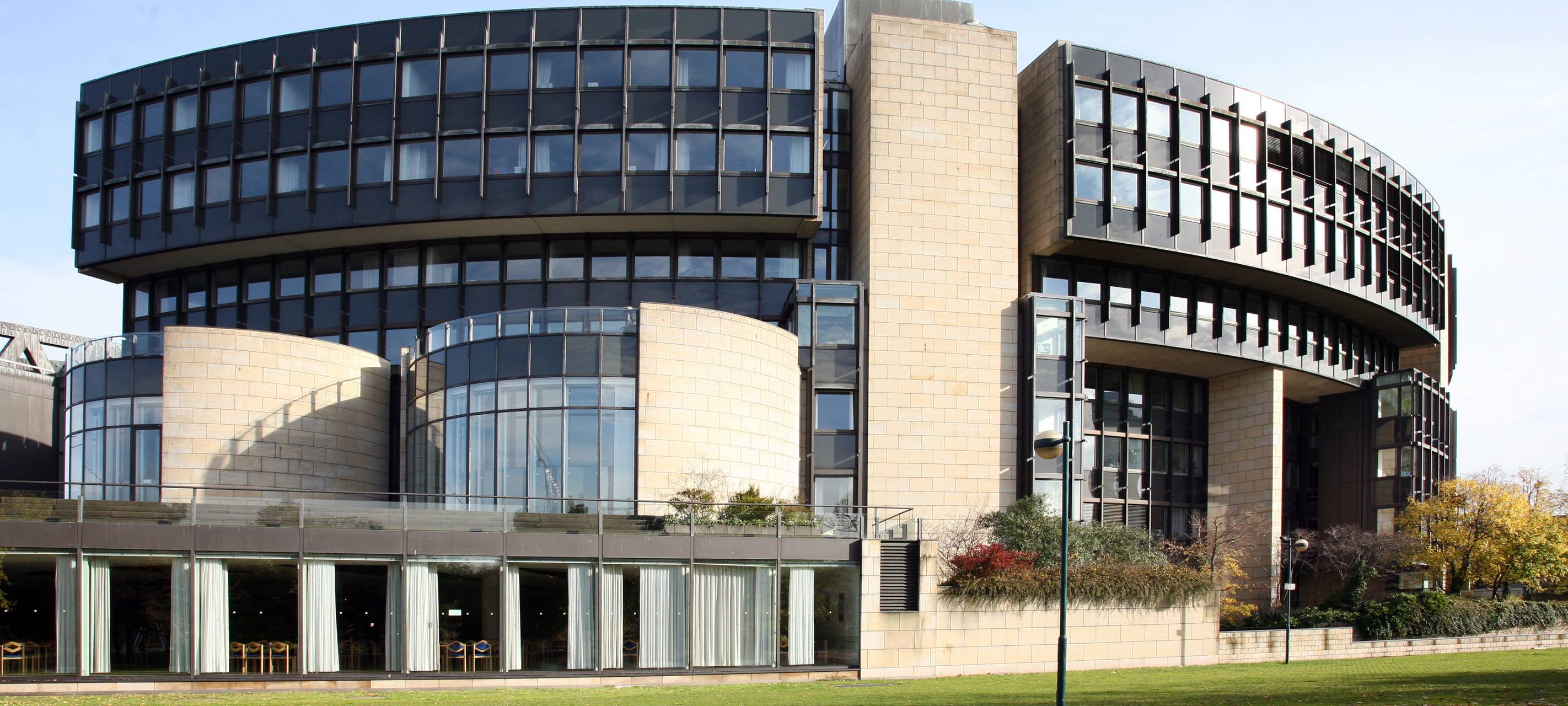 Eine Außenansicht des Düsseldorfer Landtags am Rhein.