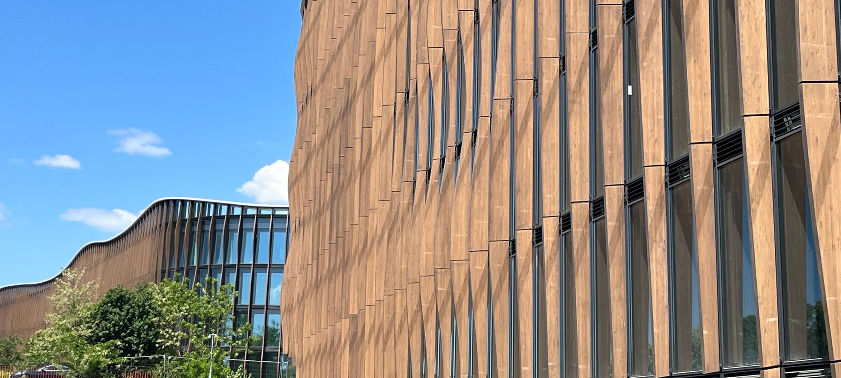 Große Holzfassade des neuen Wohnviertels Deiker Höfe in Stockum