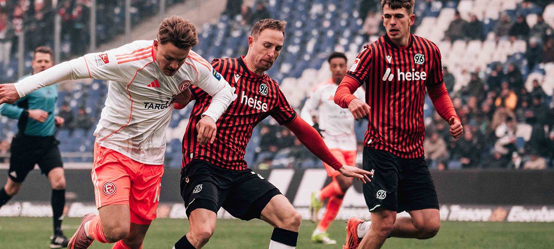Eine Spielszene aus dem Auswärtsspiel der Fortuna in Hannover.