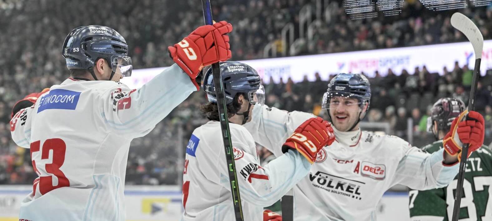 DEG-Spieler in weißen Trikots jubeln