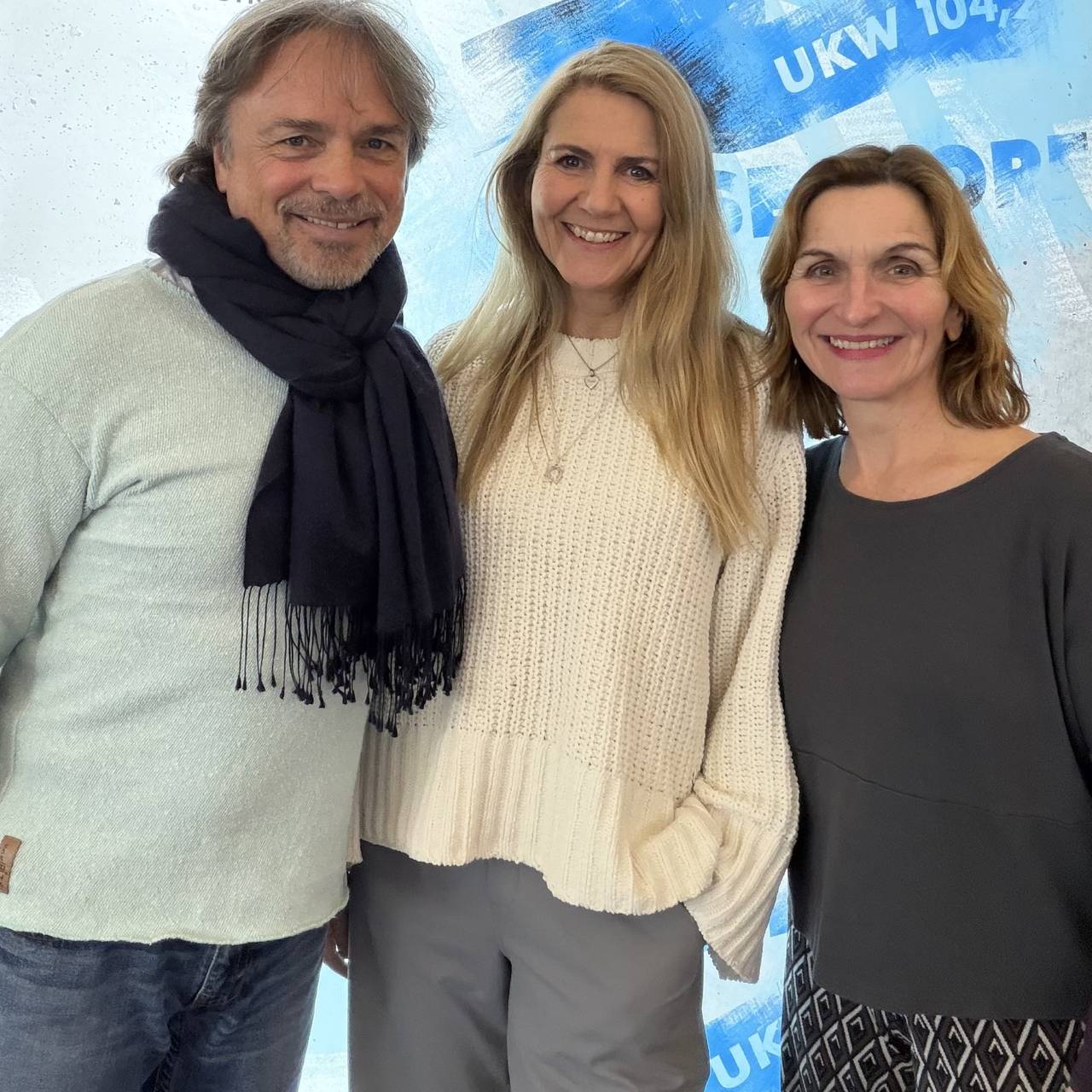 Claudia Monréal, Moderatorin mit Schauspielerin Eva Mannschott und Schauspieler Sebastian Goder