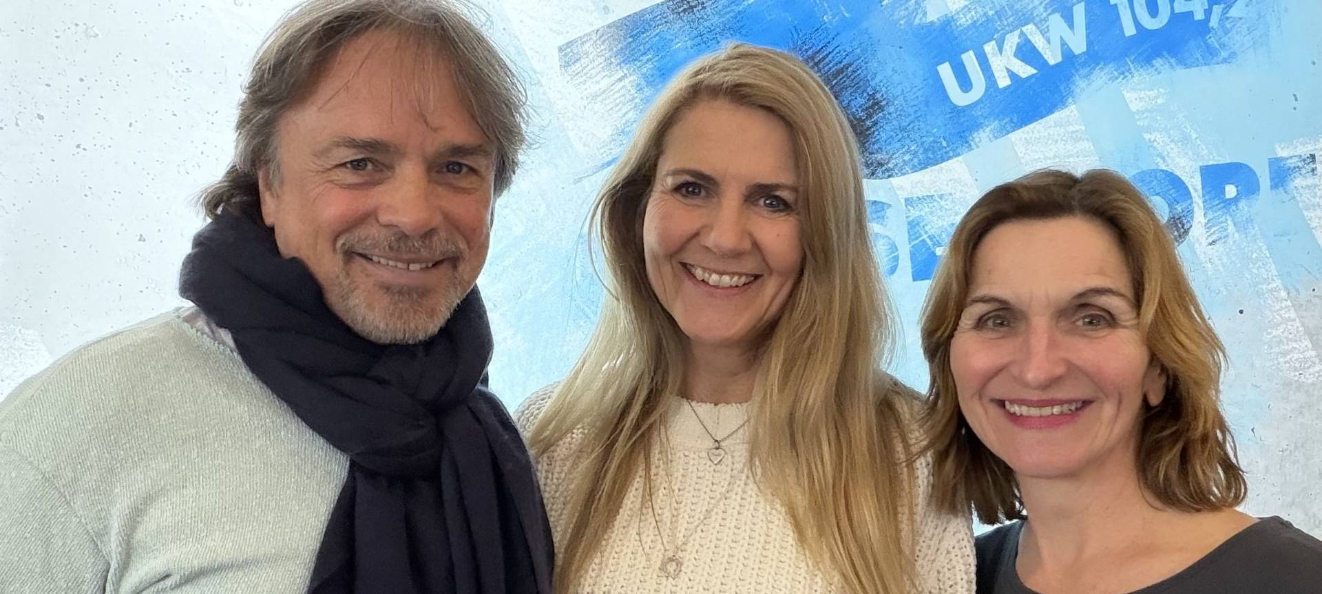 Claudia Monréal, Moderatorin mit Schauspielerin Eva Mannschott und Schauspieler Sebastian Goder