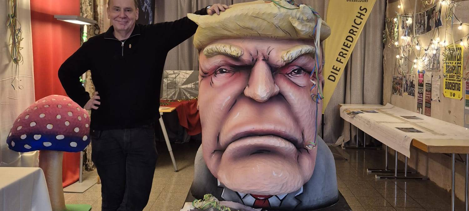 Jacques Tilly neben der Darstellung von Trumps Kopf