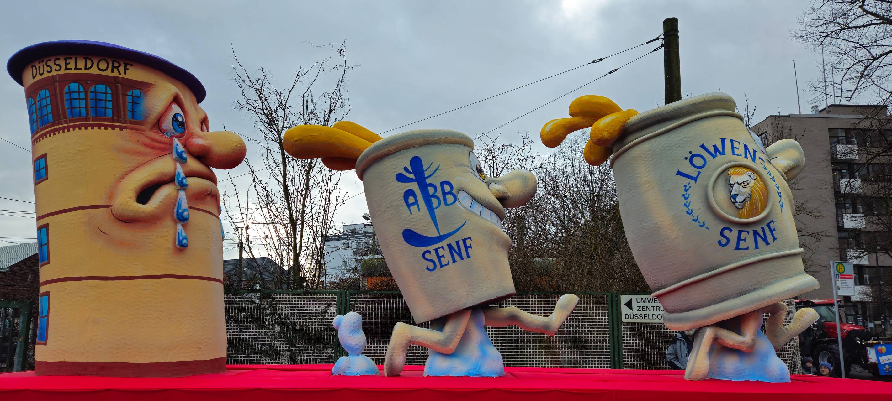 Senfässer rennen vor dem Schlossturm weg.