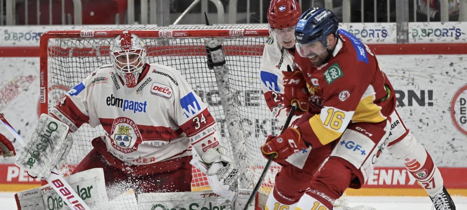DEG-Stürmer Erik Brown vor dem gegnerischen Tor. Im Hintergrund zu sehen sind ein Verteidiger und der Torwart des EV Landshut.