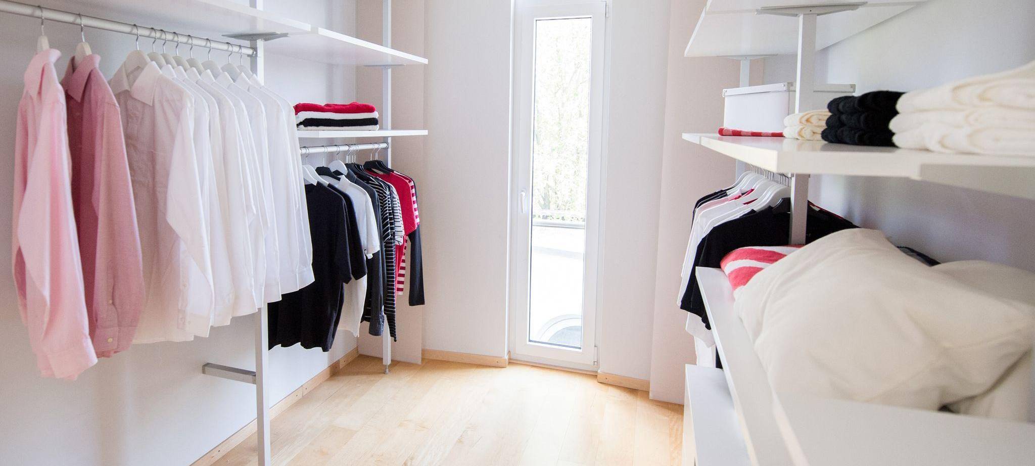 Kleidung in einem Ankleidezimmer