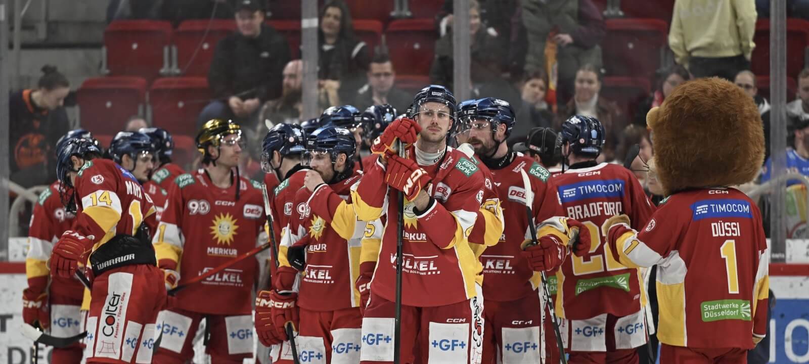 DEG-Spieler stehen nach der Niederlage gegen Bietigheim bedröppelt auf dem Eis.