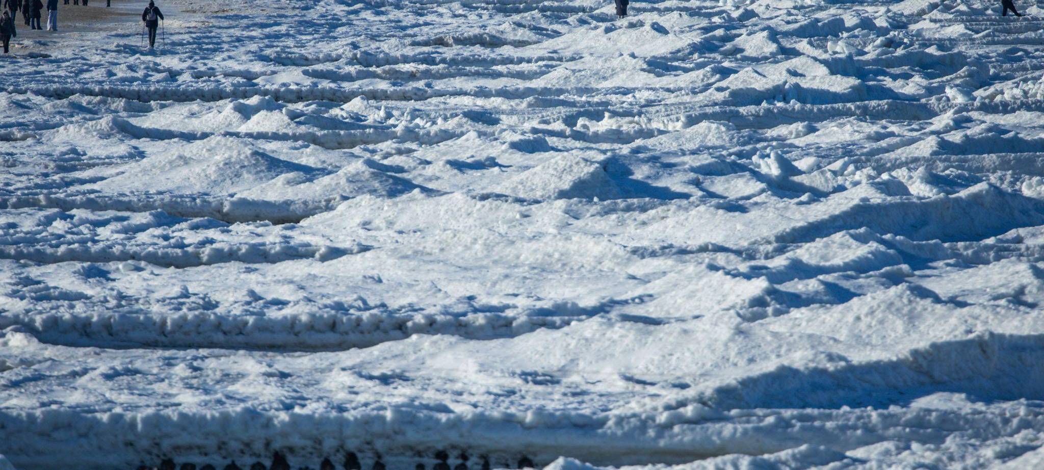 Eisberge türmen sich an der Ostseeküste