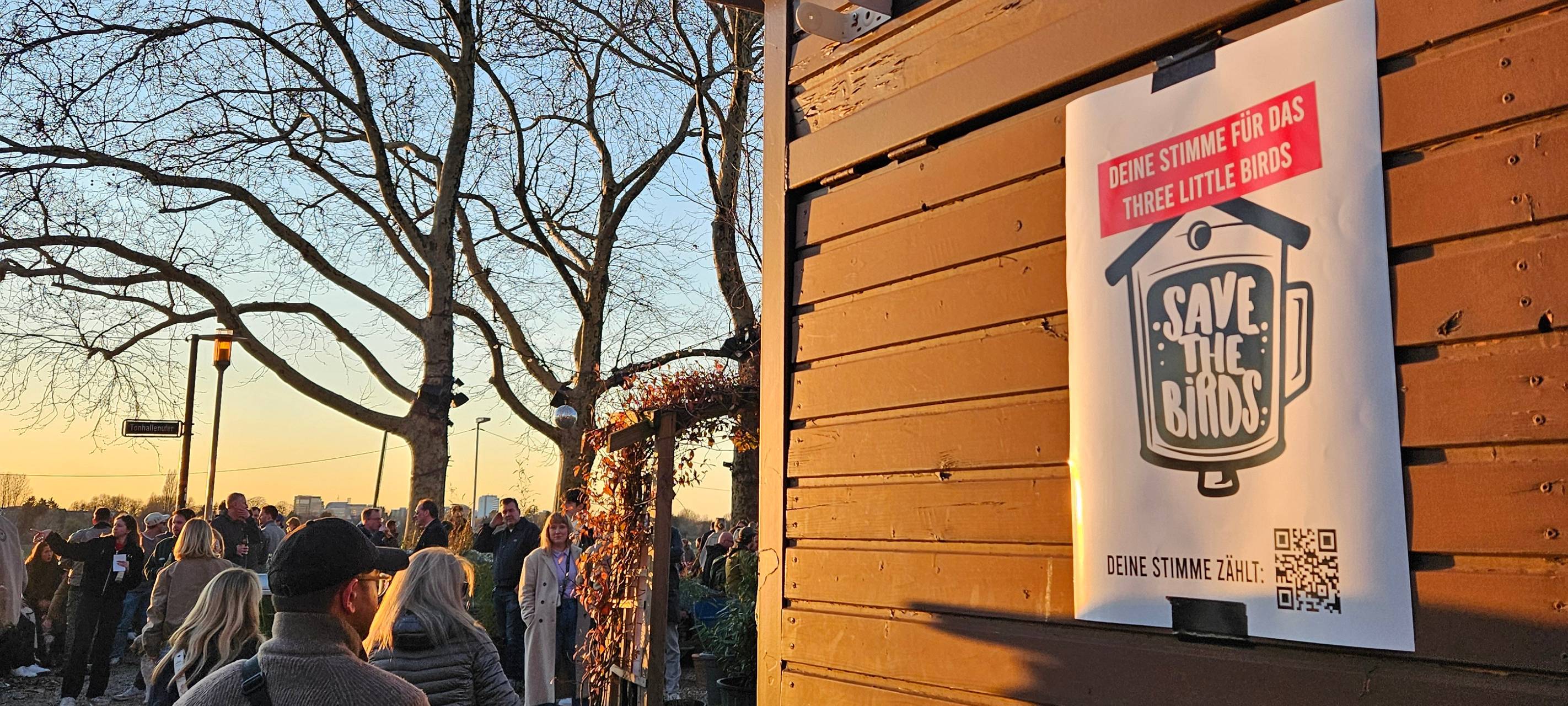 Plakat mit der Aufschrift "Safe the Birds" an der Wand vom Three little Birds.