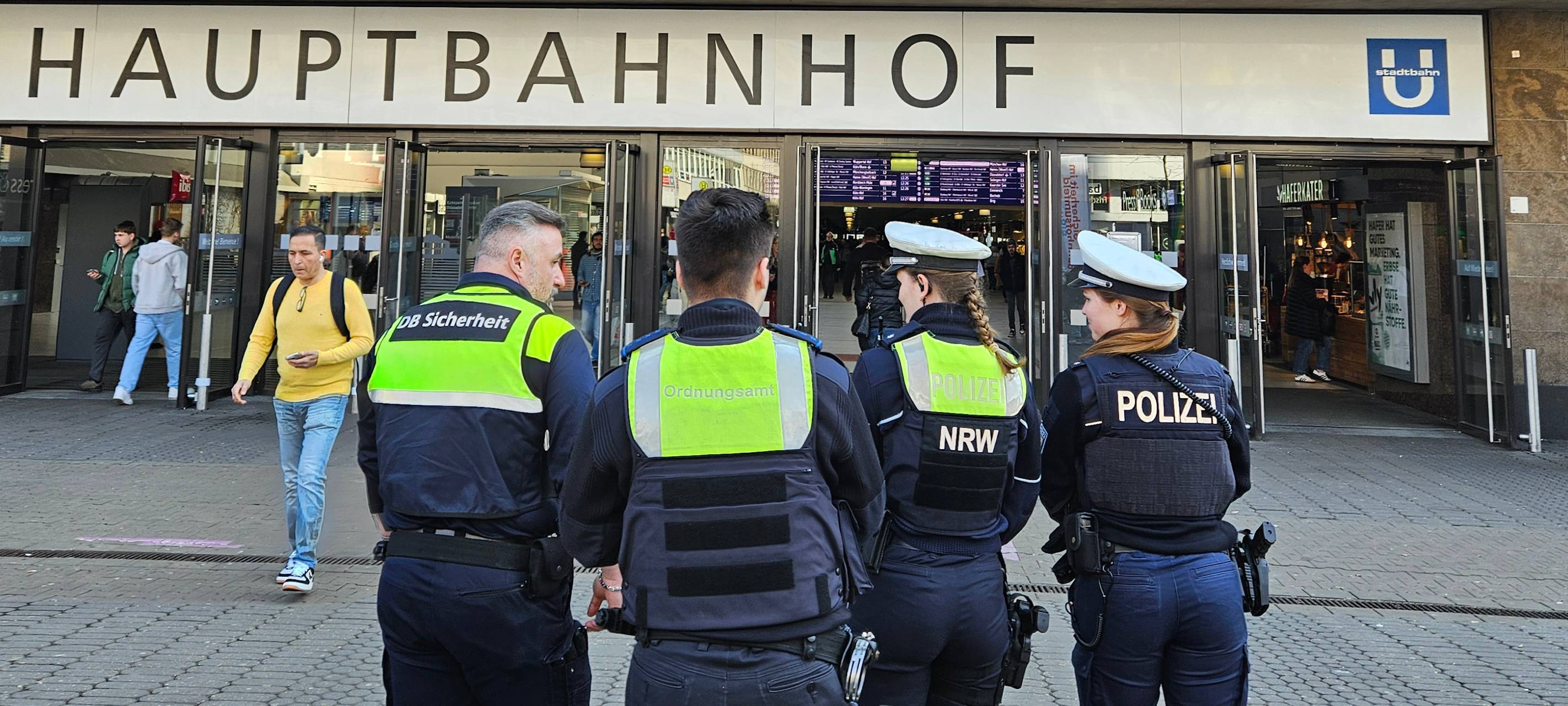 Die "SiBu-Streife" vor dem Hauptbahnhof.