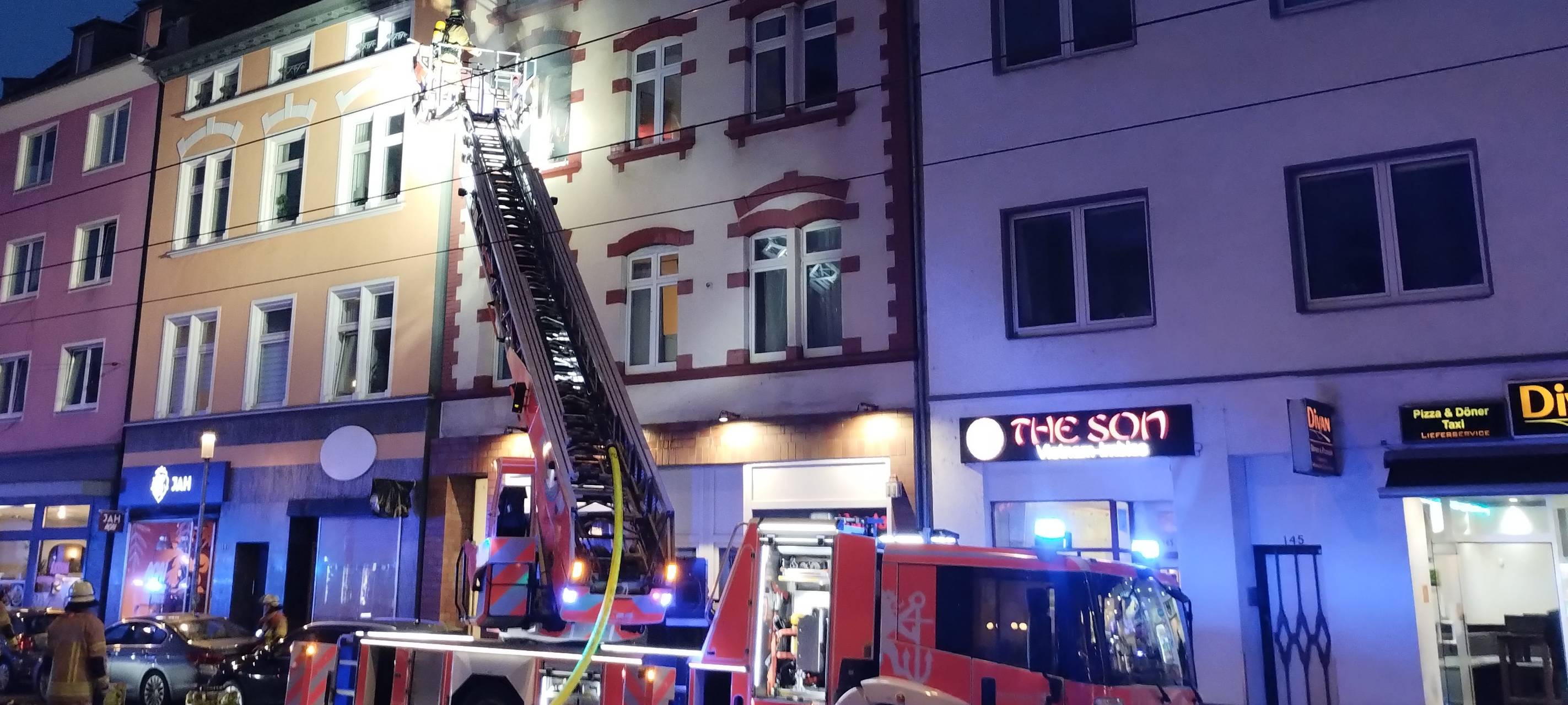 Die Feuerwehr im Einsatz auf der Birkenstraße in Flingern. Eine Drehleiter ist im Einsatz.