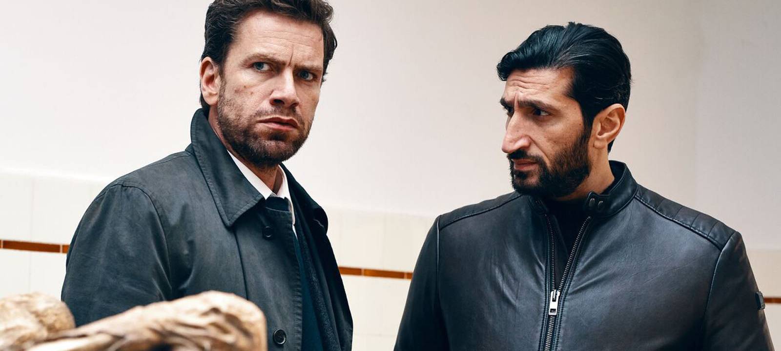 Die Ermittler stecken die Köpfe zusammen.