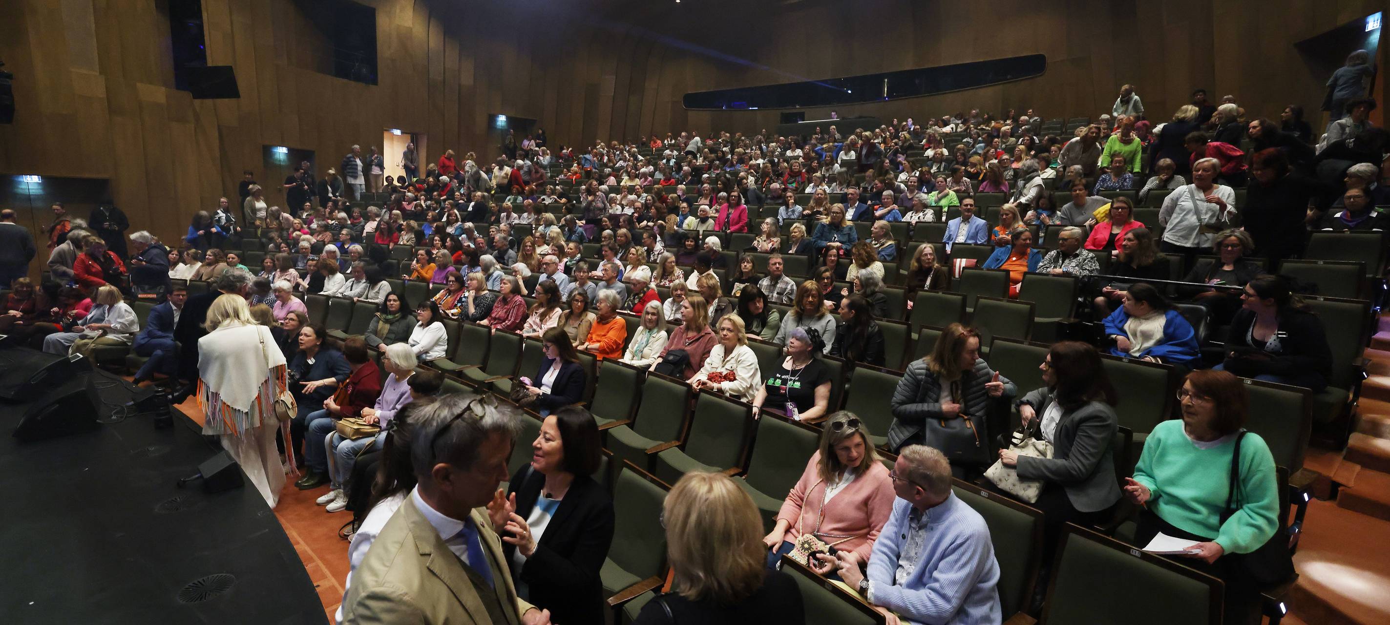 Menschen aus Politik und Stadtgesellschaft sitzen im Großen Haus des Düsseldorfer Schauspielhauses