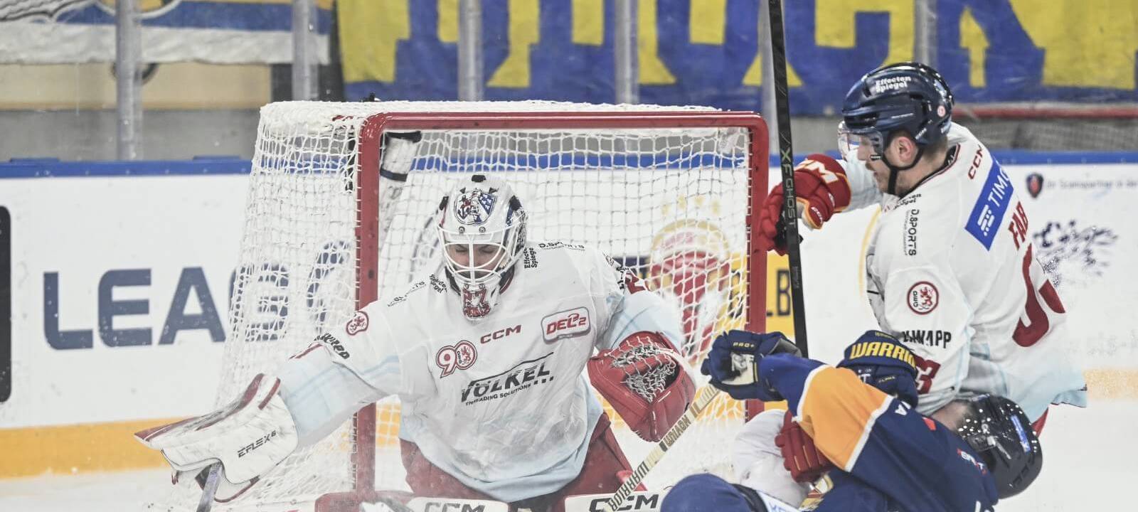Torwart und Verteidiger der DEG versuchen, gegen den Lausitzer Stürmer das Tor zu verteidigen