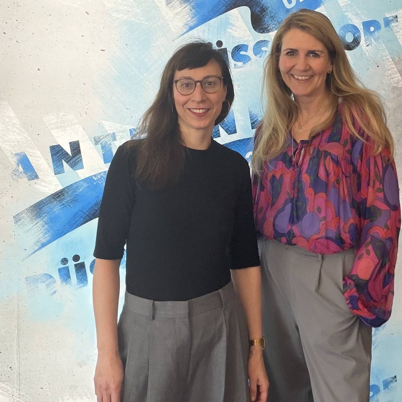 Claudia Monréal, Moderatorin bei Antenne Düsseldorf mit Talkgast Kristin Schwierz