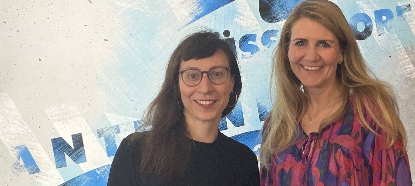 Claudia Monréal, Moderatorin bei Antenne Düsseldorf mit Talkgast Kristin Schwierz