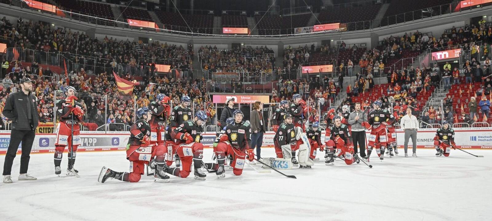 DEG-Spieler stehen oder knienen enttäuscht auf dem Eis im Rather Dome. Sie sind gerade aus den Play-Offs ausgeschieden.