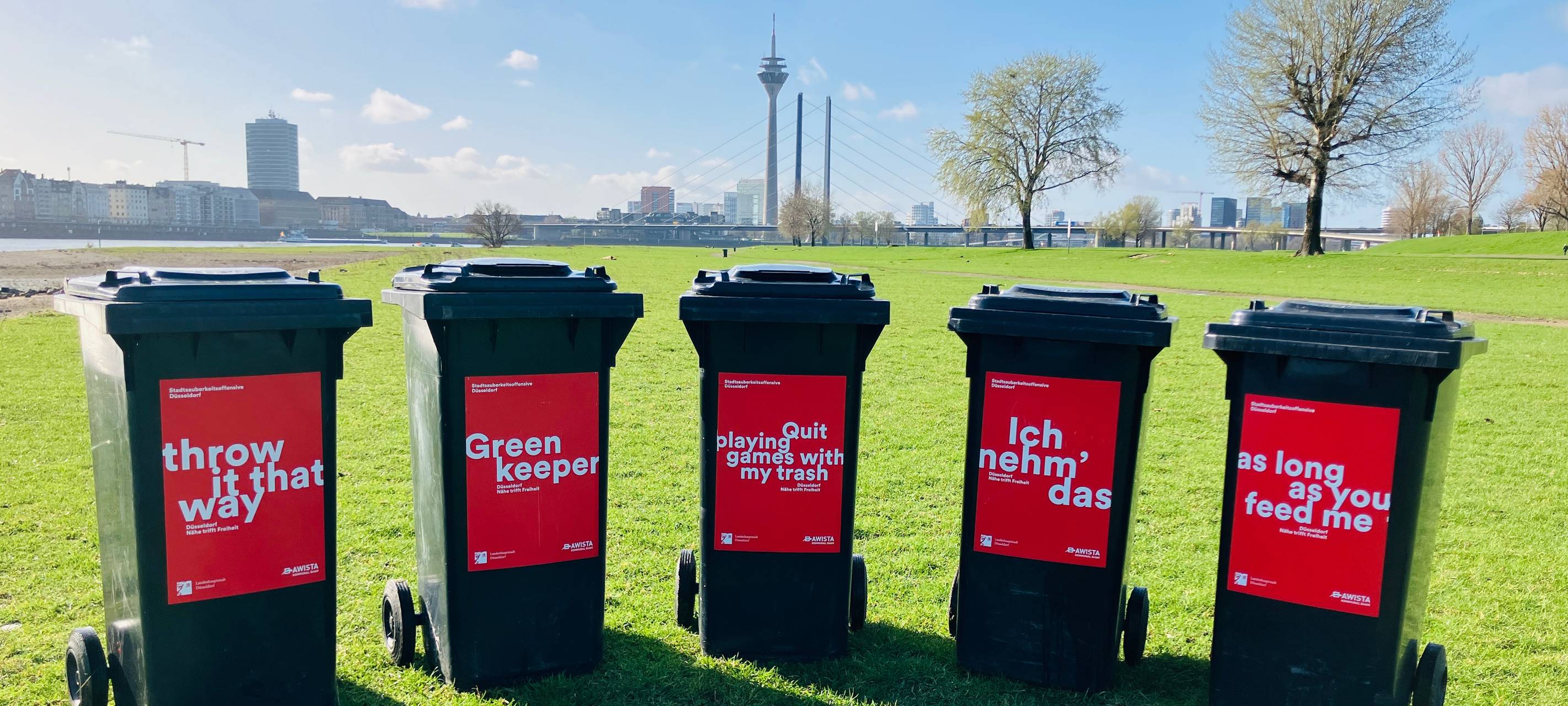 Fünf Saisontonnen stehen auf den Düsseldorfer Rheinwiesen.