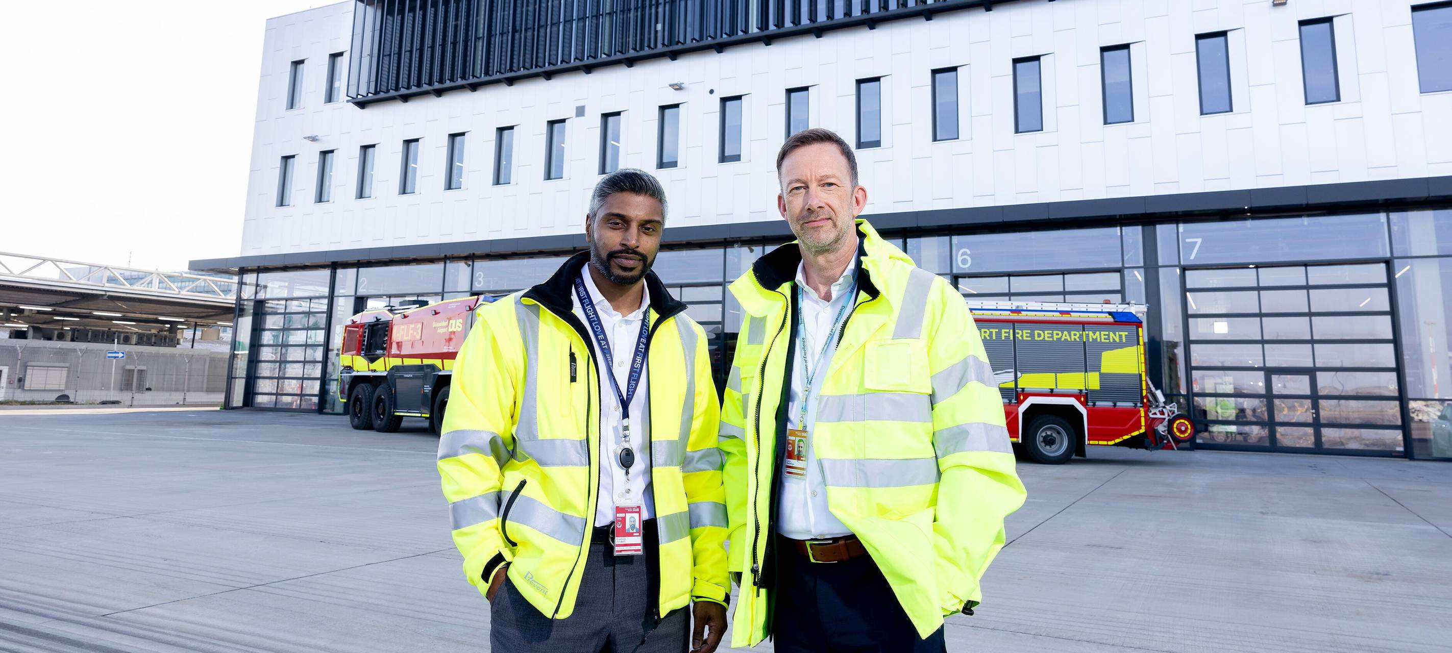 Lars Redeligx (rechts), Vorsitzender der Flughafengeschäftsführung und Pradeep Pinakatt, kaufmännischer Geschäftsführer und Arbeitsdirektor des Düsseldorfer Flughafens, vor der neuen Hauptfeuerwache des Airports.