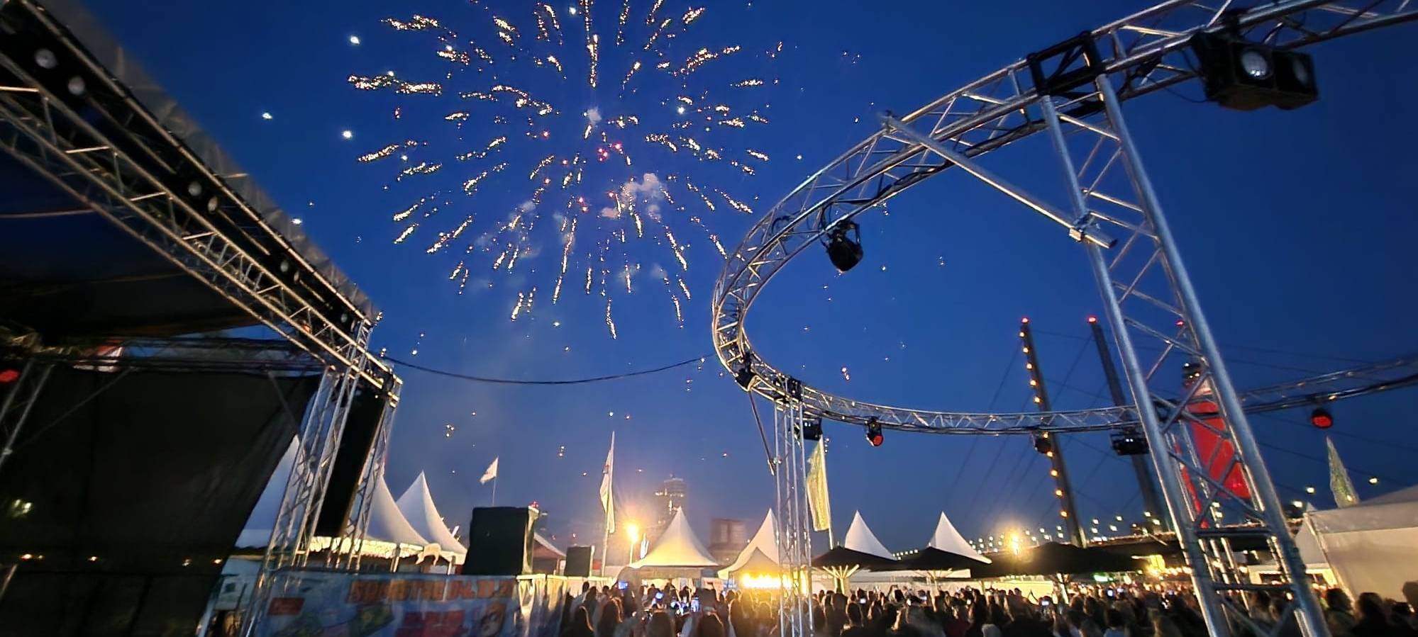 Feuerwerks-Eindrücke von der Antenne-Düsseldorf-Feuerwerksparty auf der Rheinkirmes.