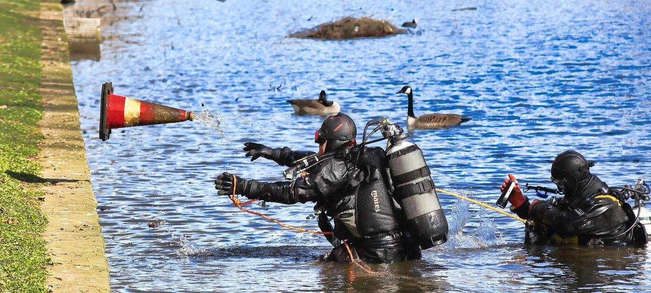 Einsatz im Kö-Graben: das Team Blocksdorf und die DUC-Taucher.