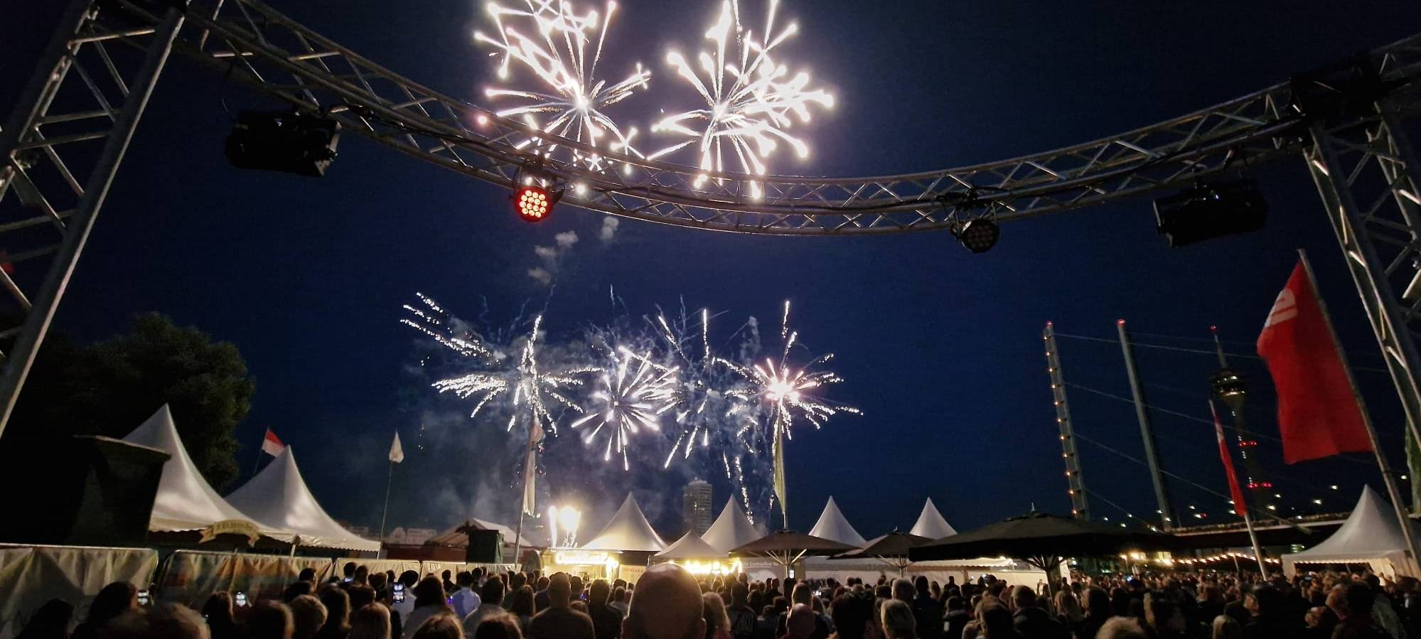 Feuerwerks-Eindrücke von der Antenne-Düsseldorf-Feuerwerksparty auf der Rheinkirmes.