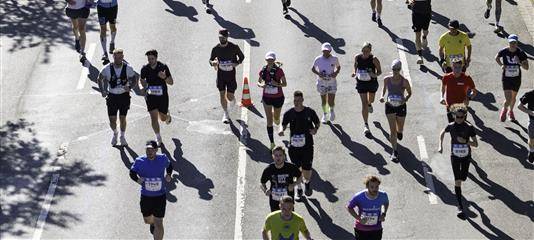 Hunderte Läufer beim Marathon