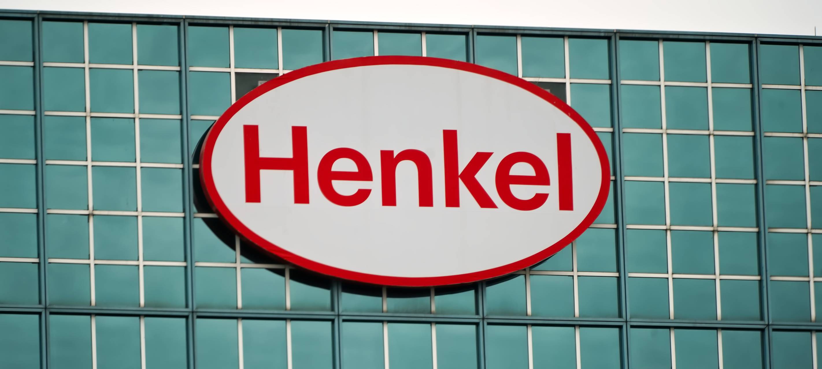 Henkel Markenzeichen an einer Hauswand