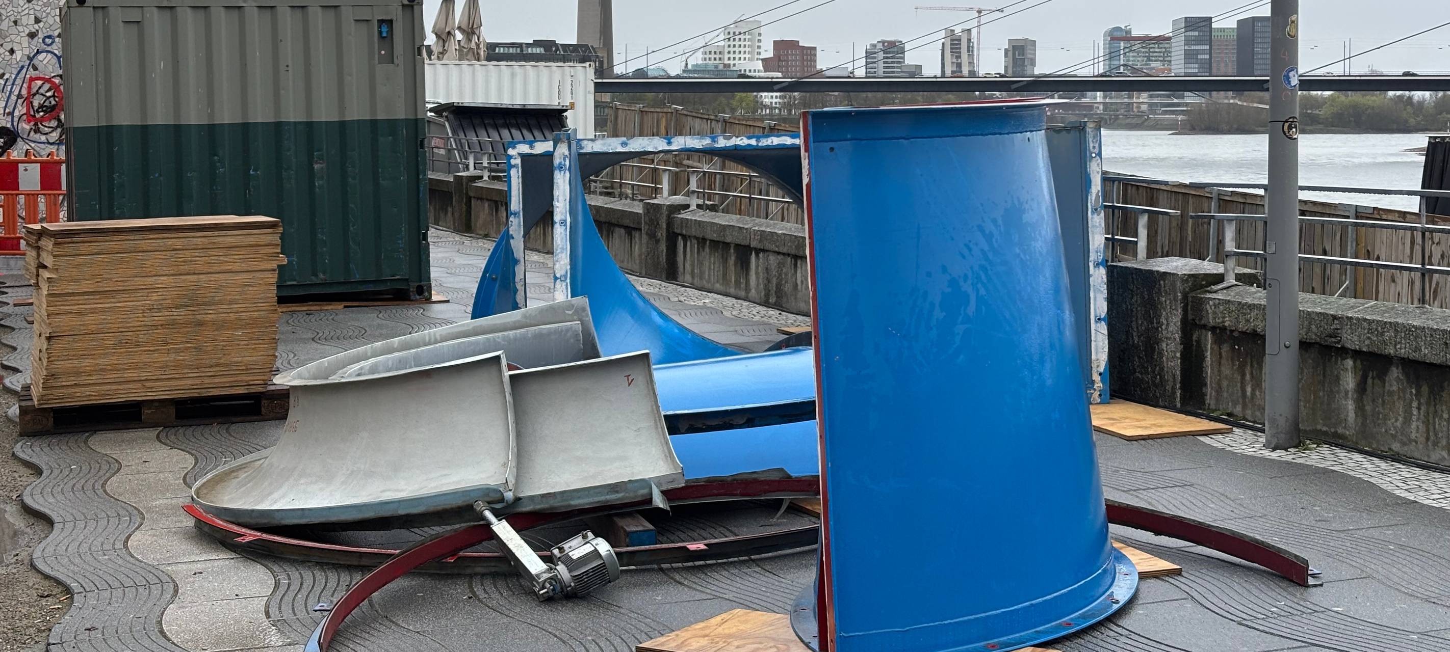 Teile der Ventilatoren des Rheinufertunnels mit dem Rheinturm im Hintergrund.