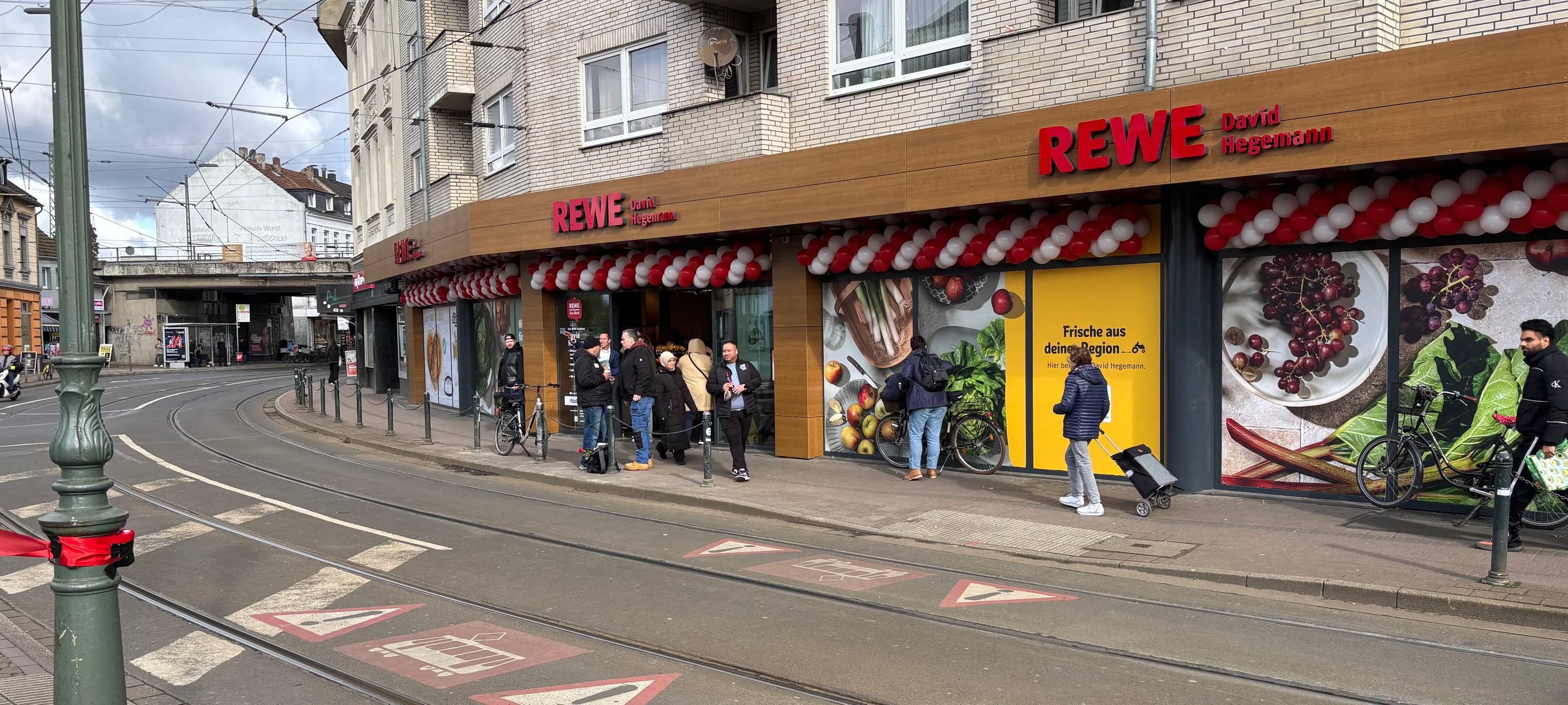 Ein REWE-Supermarkt in der Außenansicht
