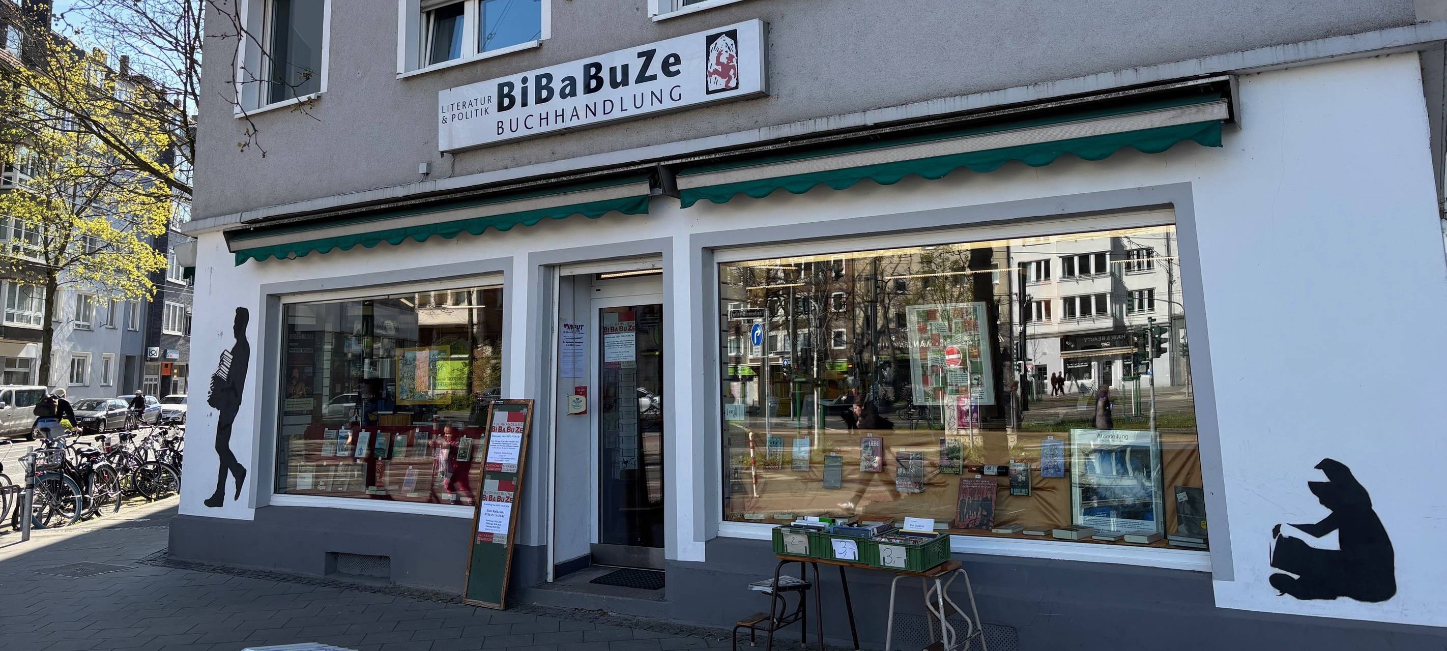Die Buchhandlung BiBaBuze von außen.