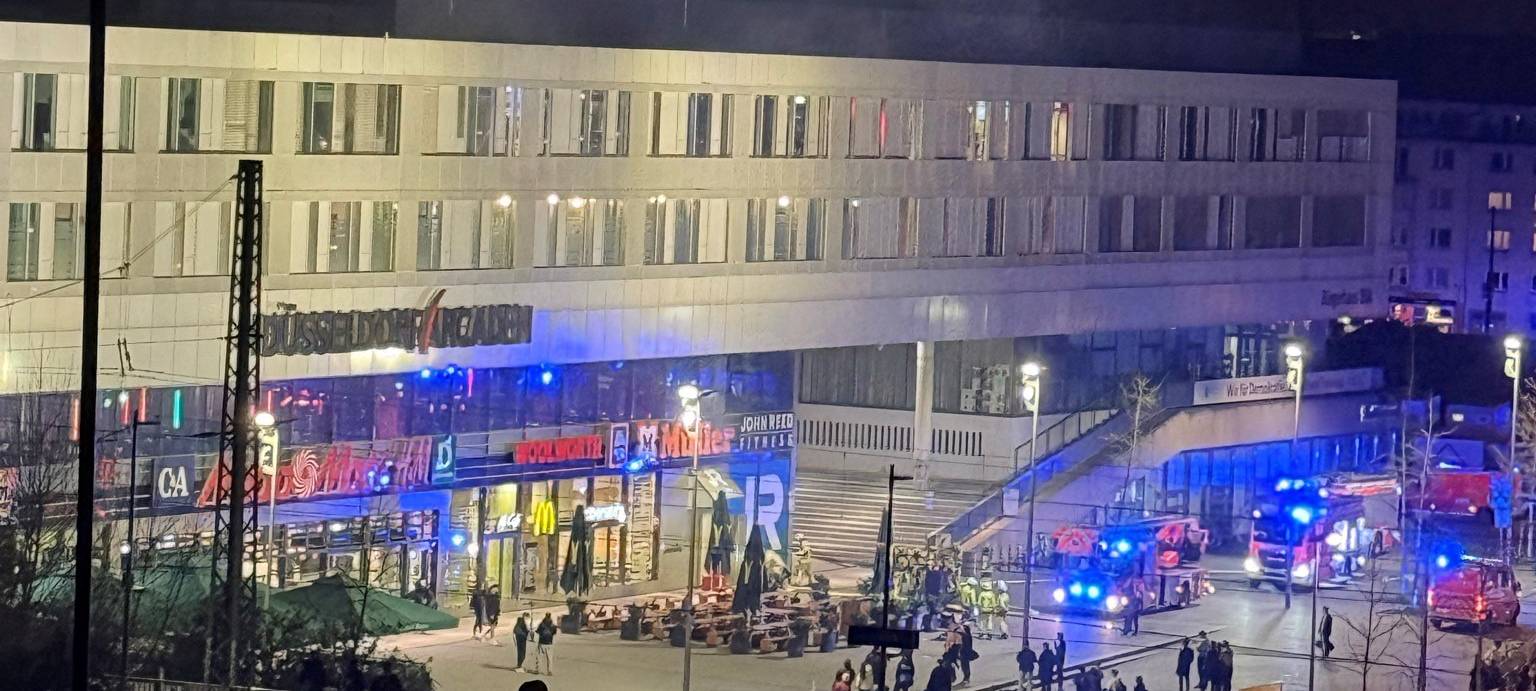 Feuerwehreinsatz an den Bilker Arcaden am Bilker Bahnhof.