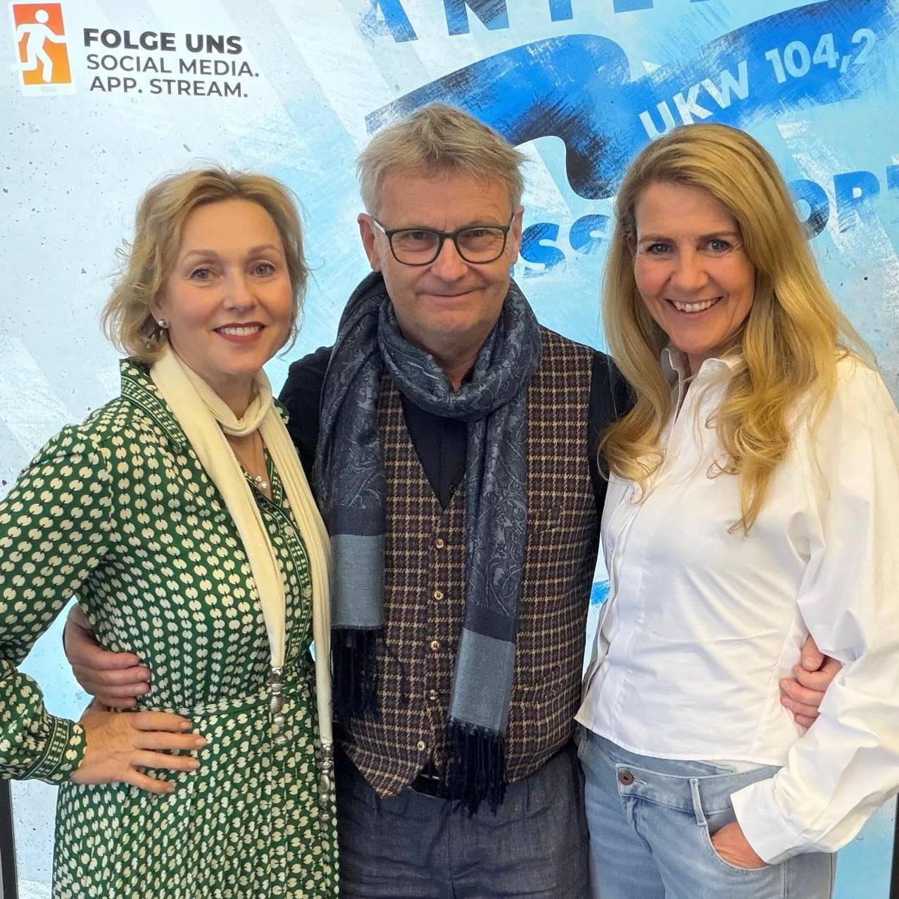 Schauspieler Dana Golombek von Senden und René Heinersdorff gemeinsam mit Antenne Düsseldorf-Moderatorin Claudia Monréal