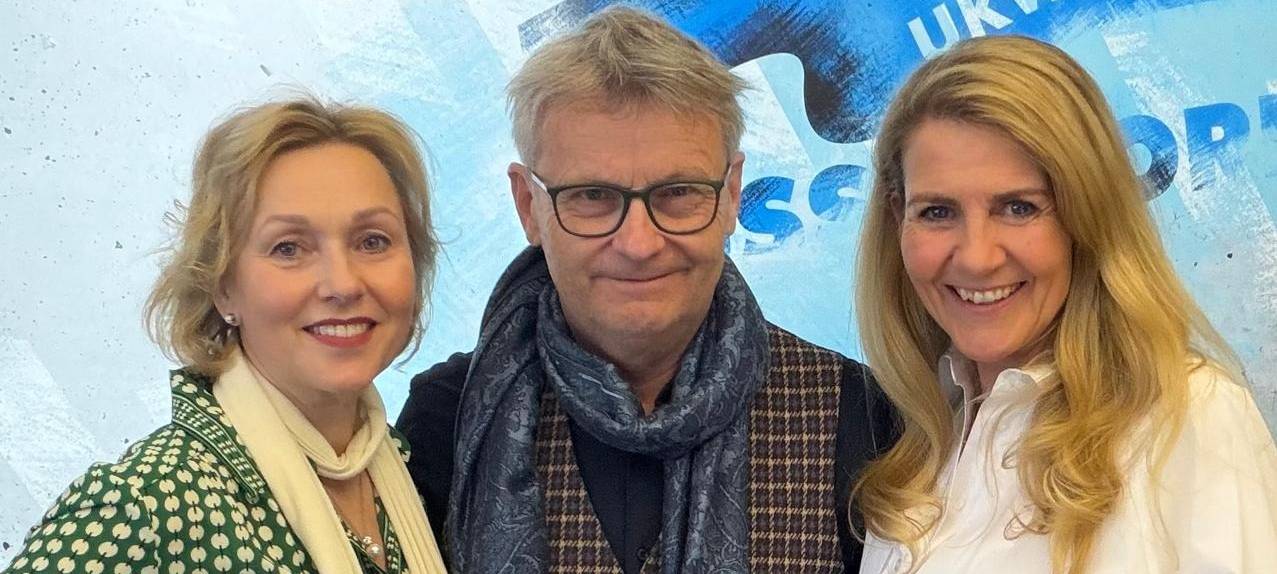 Schauspieler Dana Golombek von Senden und René Heinersdorff gemeinsam mit Antenne Düsseldorf-Moderatorin Claudia Monréal