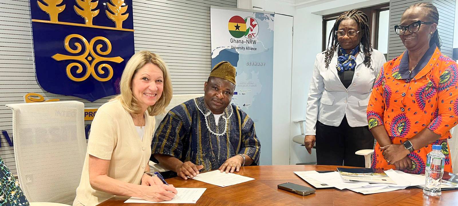 HHU-Rektorin Prof. Dr. Anja Steinbeck und Prof. Dr. Gordon A. Awandare, Prorektor der University of Ghana, bei der Unterzeichnung der neuen Vereinbarungen.