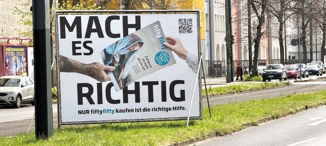 Plakat mit der Aufschrift: "Mach es richtig. Nur fiftyfiftykaufen die richtige Hilfe.