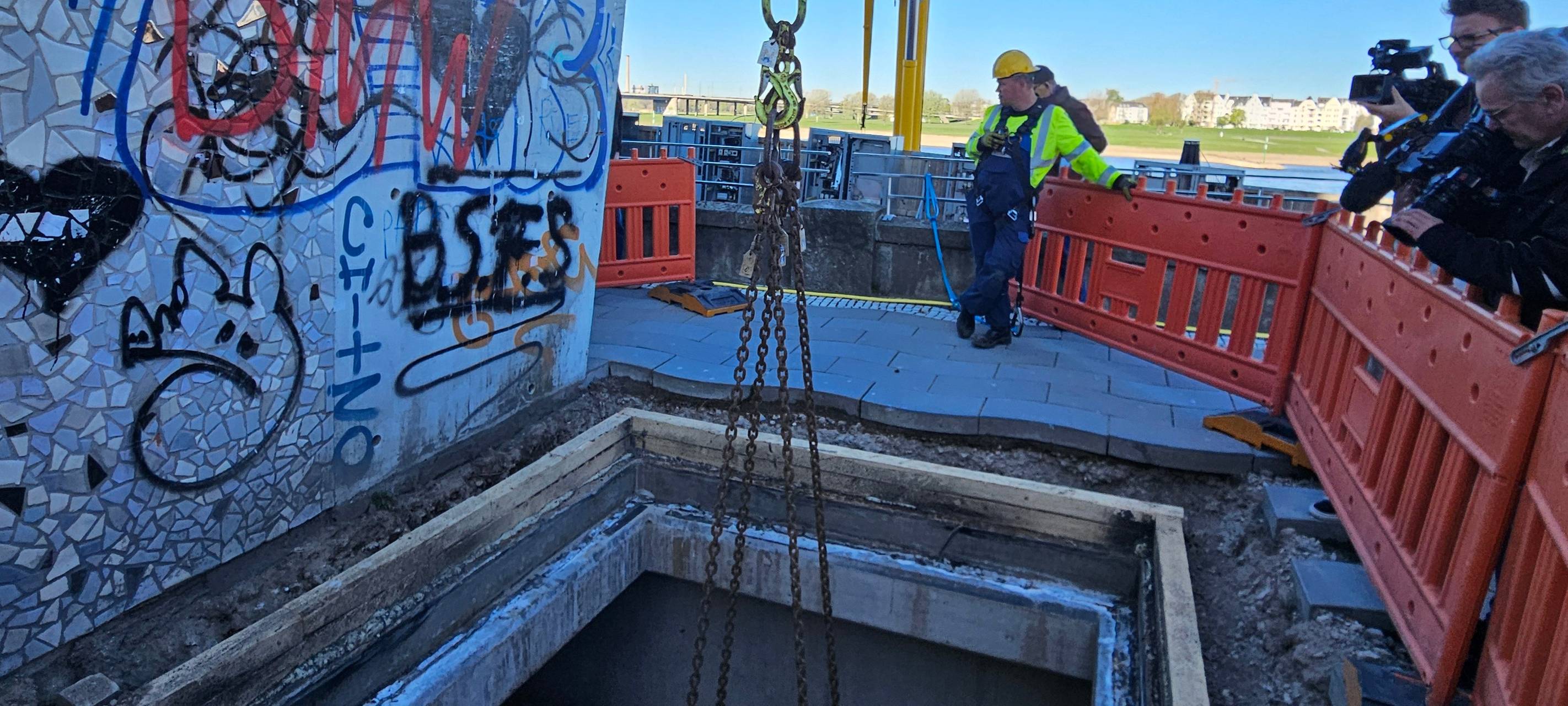 Der schmale Schacht, in den die Teile für den neuen Ventilator für den Rheinufertunnel gehoben werden.