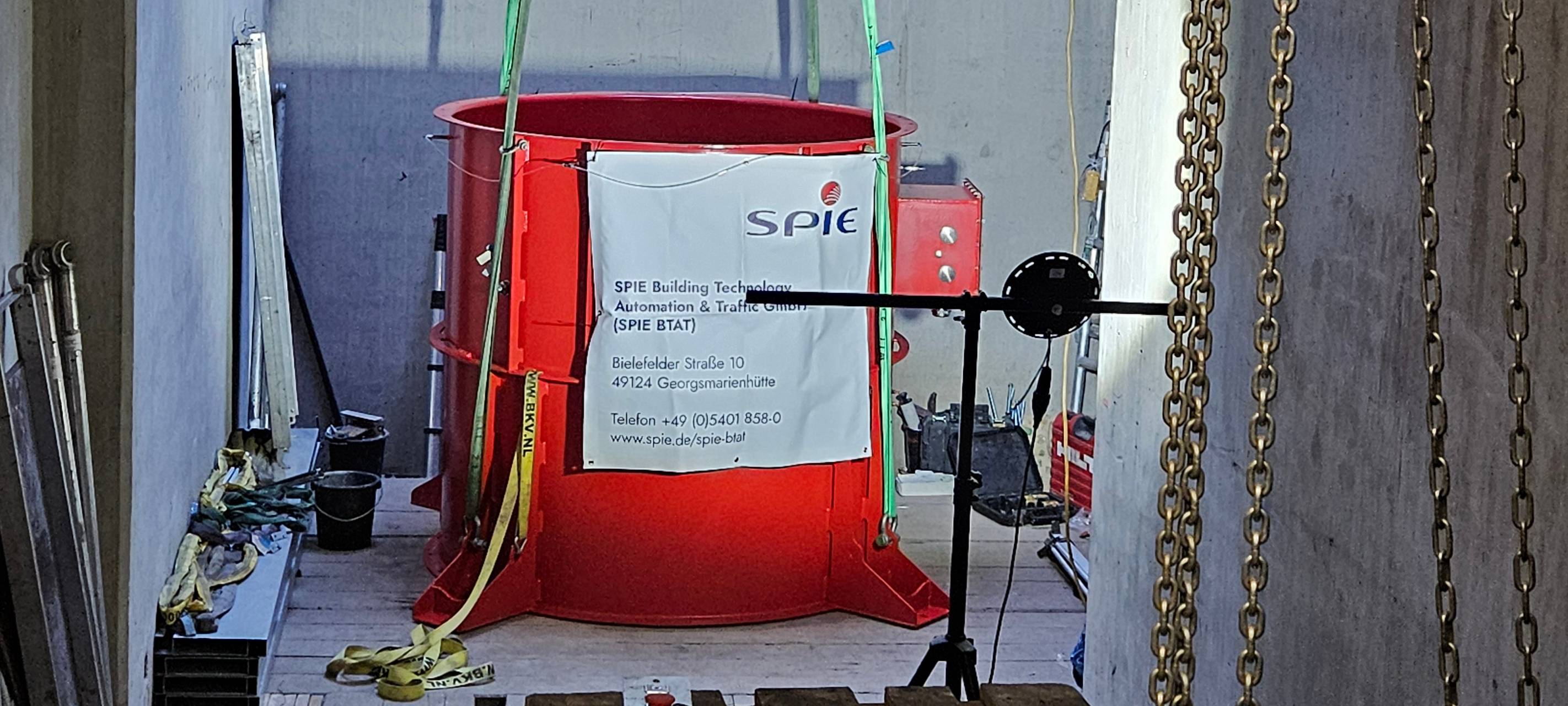 Die Teile für den neuen Ventilator für den Rheinufertunnel sind im Tunnel angekommen und können dort verarbeitet werden.