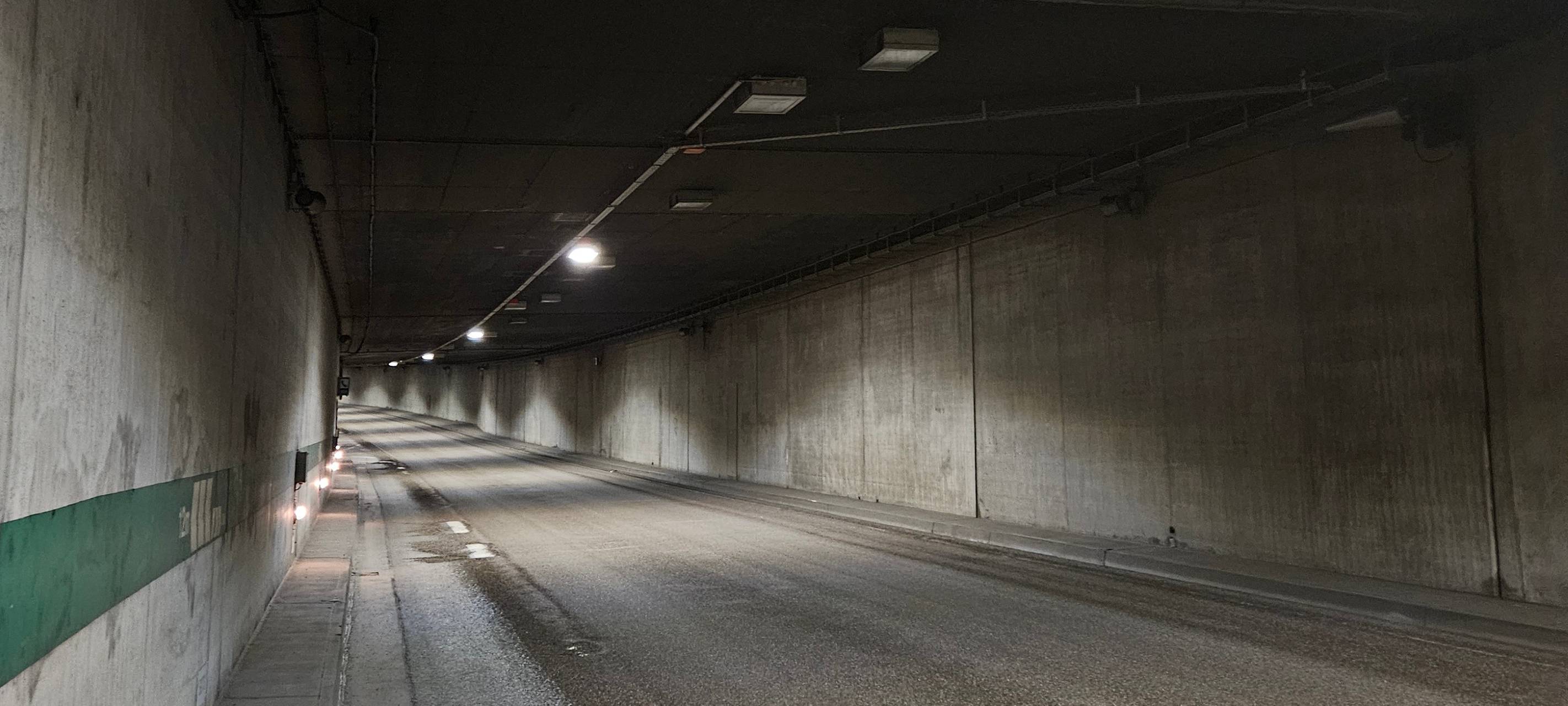 Der leere und dunkle Rheinufertunnel ohne Autoverkehr
