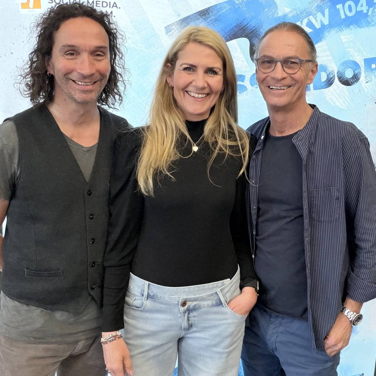 Claudia Monréal, Moderatorin bei Antenne Düsseldorf mit Peter und Stephan Brings, den beiden Brüdern und Bandmitgliedern der Kölner Gruppe Brings