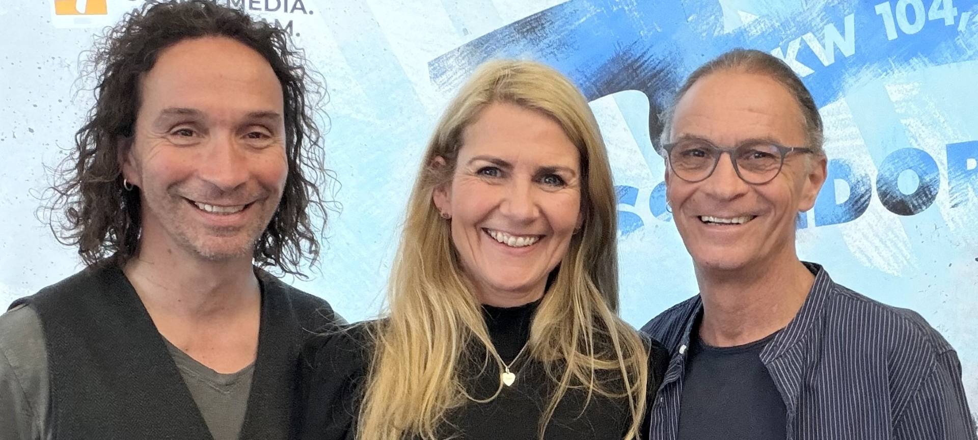 Claudia Monréal, Moderatorin bei Antenne Düsseldorf mit Peter und Stephan Brings, den beiden Brüdern und Bandmitgliedern der Kölner Gruppe Brings