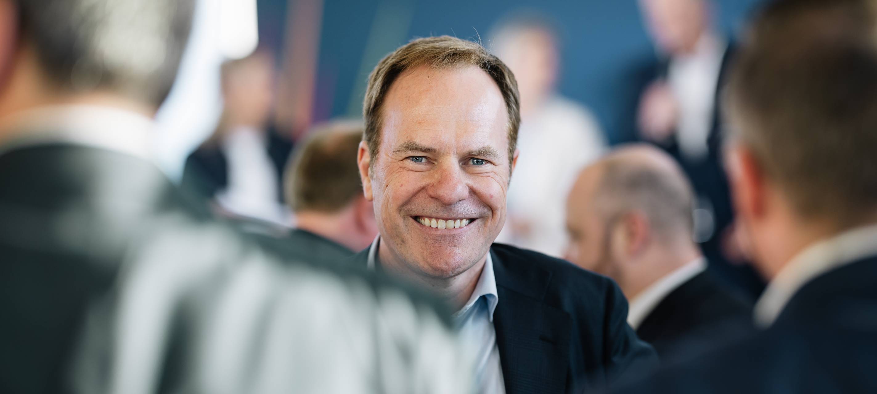 OB Keller steht bei der Veranstaltung zum Olympia-Bürgerentscheid in Köln inmitten von Amtskollegen und Verantwortlichen.