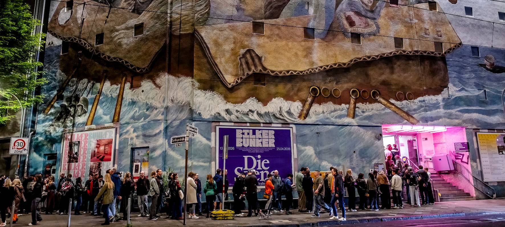 Lange Schlangen vor dem Bilker Bunker. Er war Teil der ersten "Nacht der Künste" in Düsseldorf.