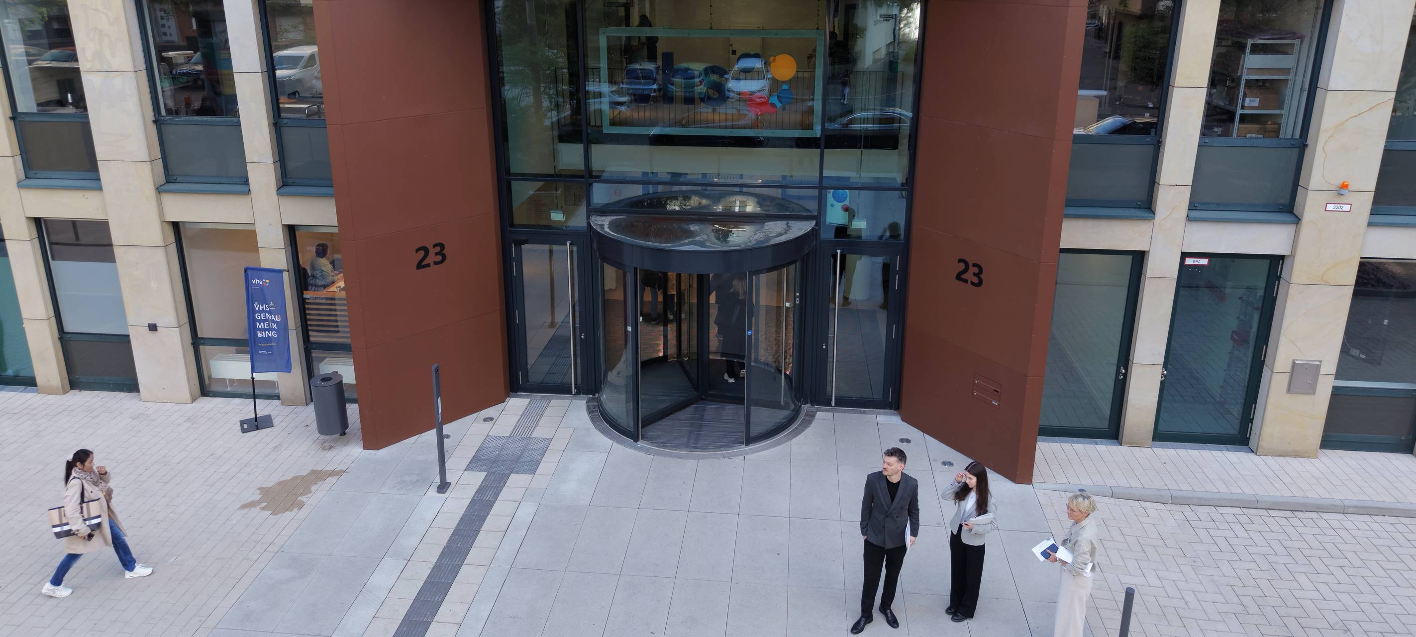 Gebäude der Volkshochschule von vorne.