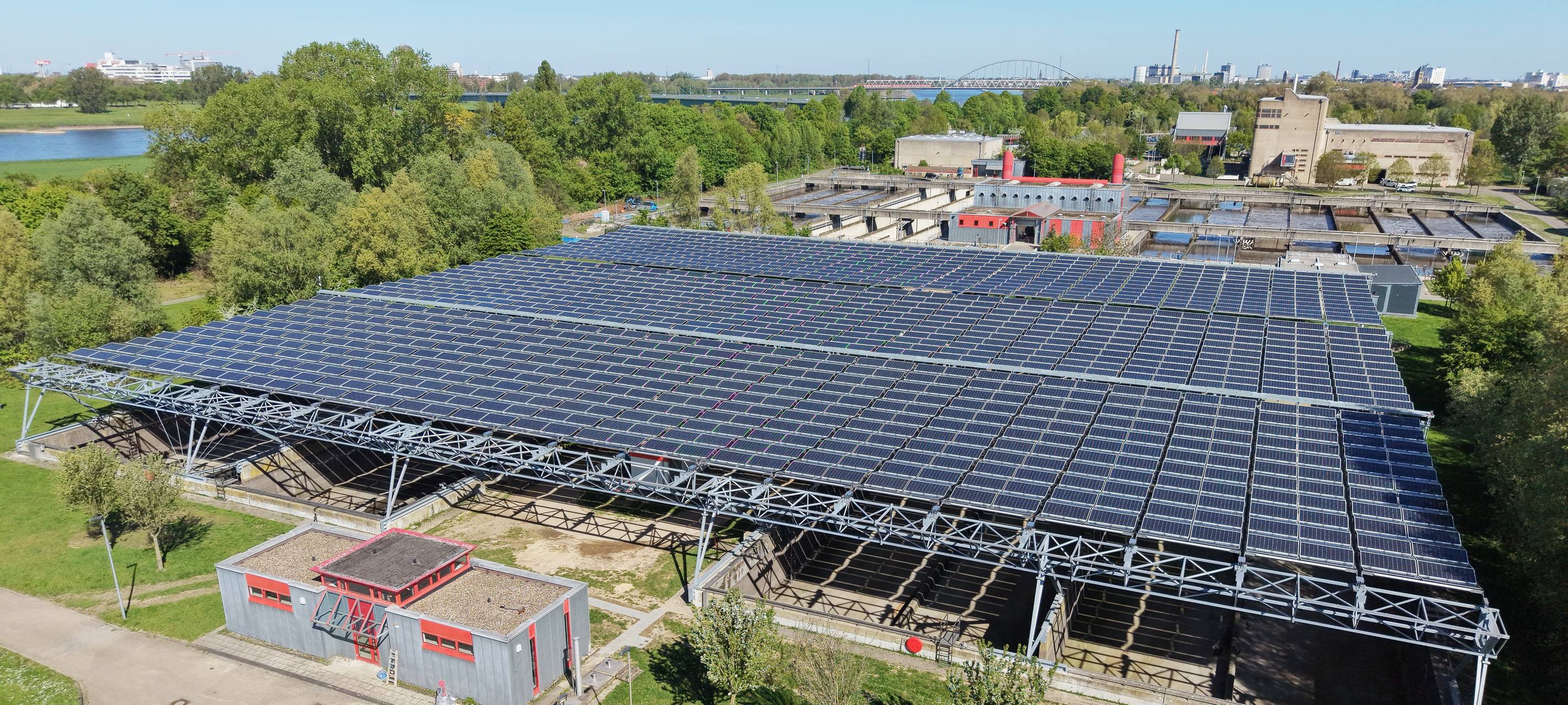 Auf dem Klärwerk Düsseldorf-Süd steht jetzt das bisher größte Solarfaltdach Deutschlands. Der Stadtentwässerungsbetrieb hat die PV-Anlage oberhalb der Klärbecken errichtet.